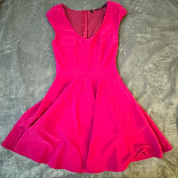 Guess Pink Dress

#1234 - Picture 1 of 6